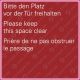 Bitte den Platz vor der Tür freihalten - 3-sprachig - D, E, F